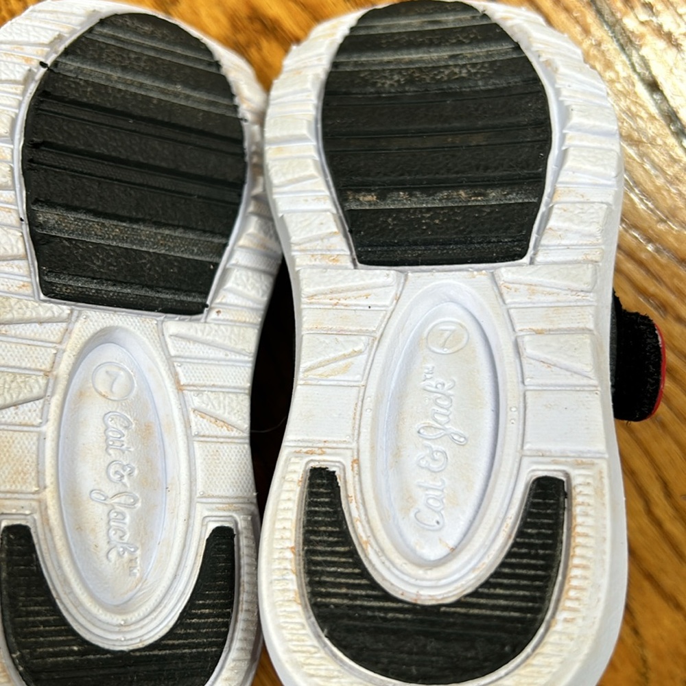 Cat and Jack black toddler water shoes. Good condition. Size 7. - Picture 6 of 8